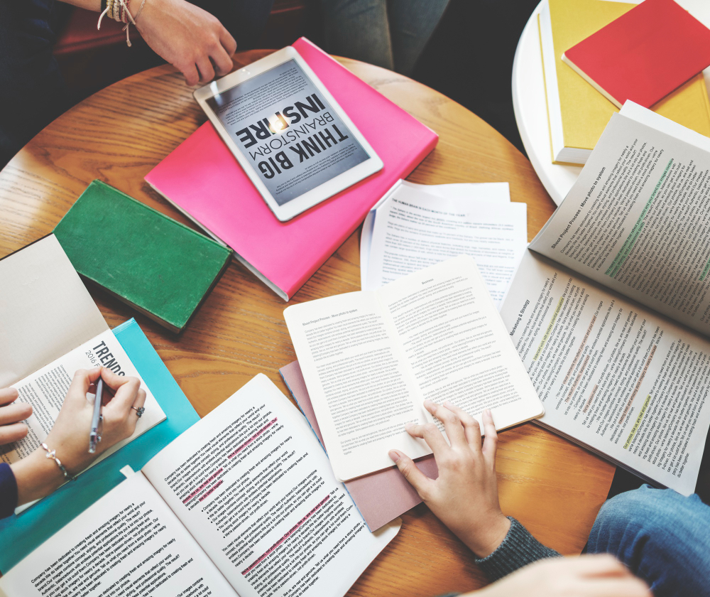 Self-Publishing vs Penerbit Mayor: Mana yang Lebih Menguntungkan di 2026?